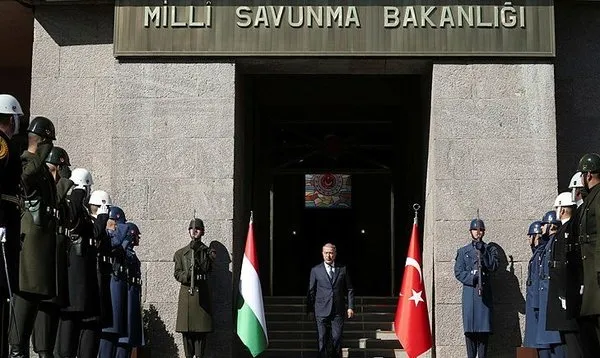 Türkiye ve Macaristan arasında imzalar atıldı! Bakan Hulusi Akar ve Macar mevkidaşından basın açıklaması