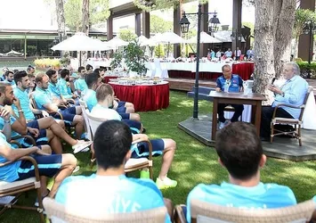 İlber Ortaylı'dan A Milli Takım kampına ziyaret