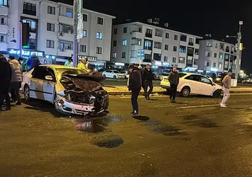 Düzce'de iki araç birbirine girdi: 4 yaralı