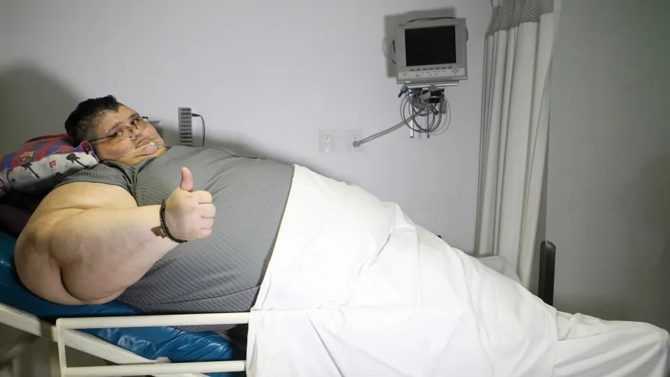 En şişman erkek 175 kilo verdi