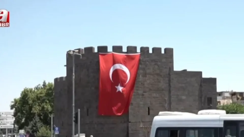 Diyarbakır surlarına Türk bayrağı asıldı