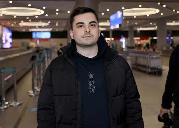 1646104611075.jpg Ukrayna'dan tahliye edilen Türk vatandaşları Romanya'dan uçakla İstanbul'a getirildi - 1
