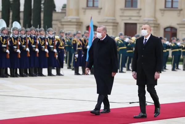 Son dakika: Azerbaycan’da Zafer Günü coşkusu! Başkan Erdoğan, Aliyev tarafından törenle karşılandı