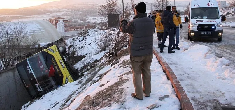 Elazığ'da belediye otobüsü devrildi: 11 yaralı