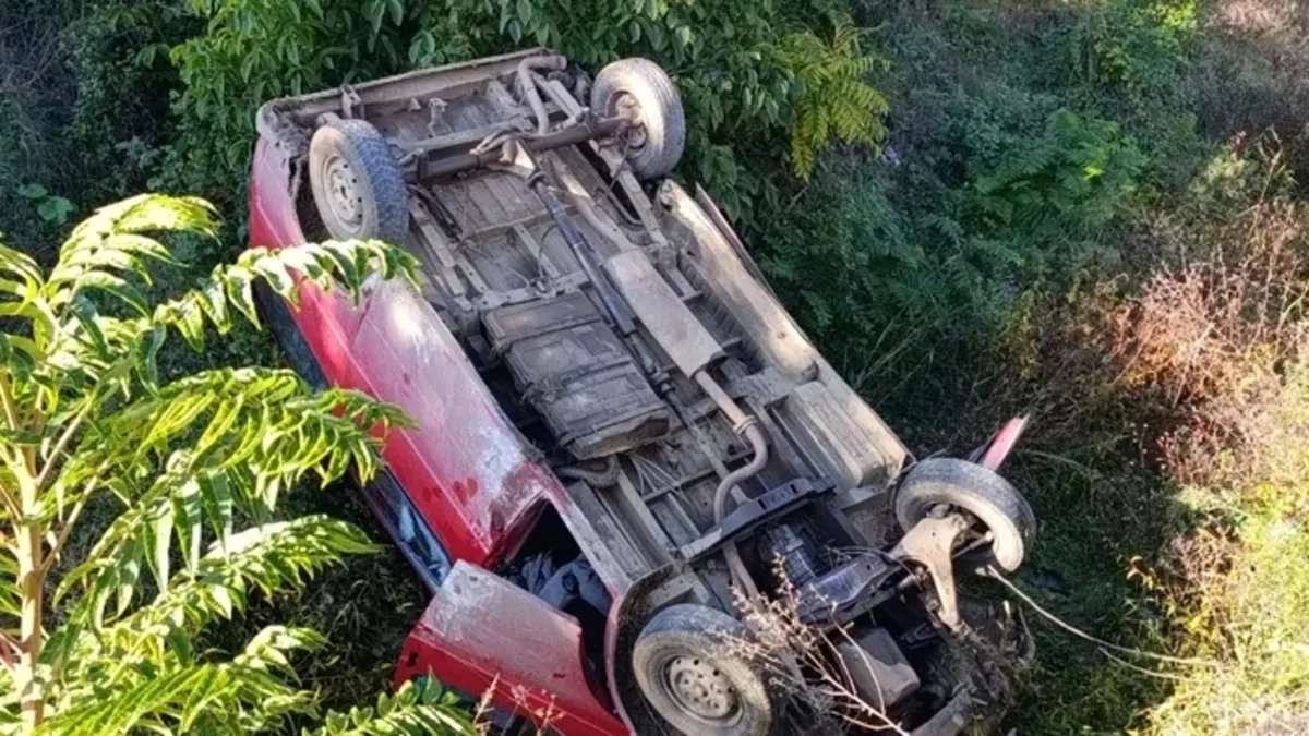 Amasya’da kontrolden çıkan minibüs dere yatağına devrildi: 9 yaralı