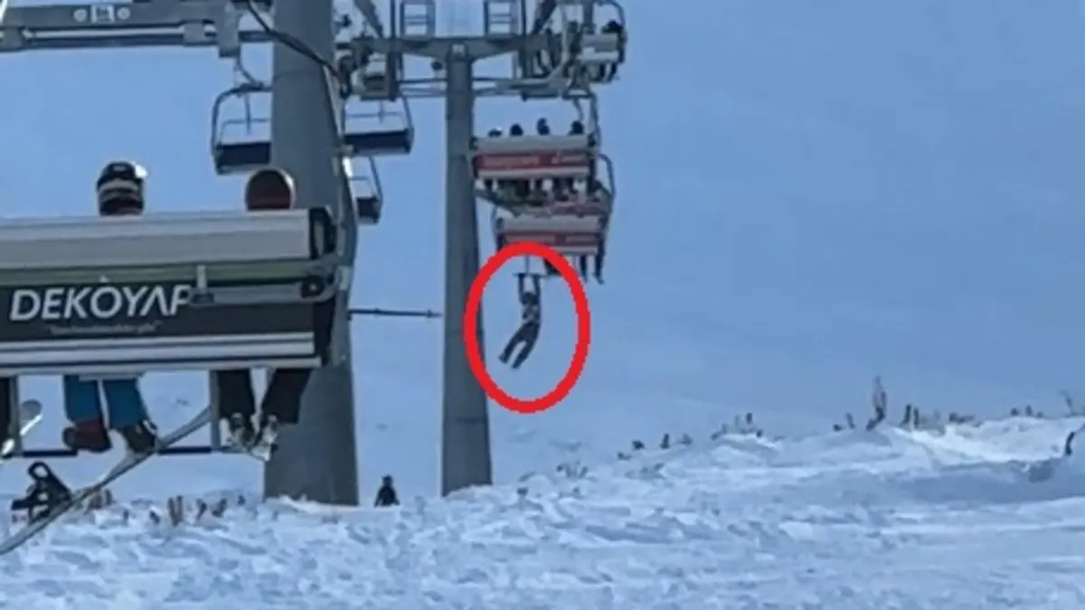Düşen snowboartlarını almak isterken telesiyejde asılı kaldı! O anlar kamerada