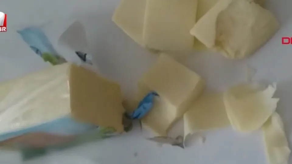 Kaşar peynirin içinden çıkan şoke etti!
