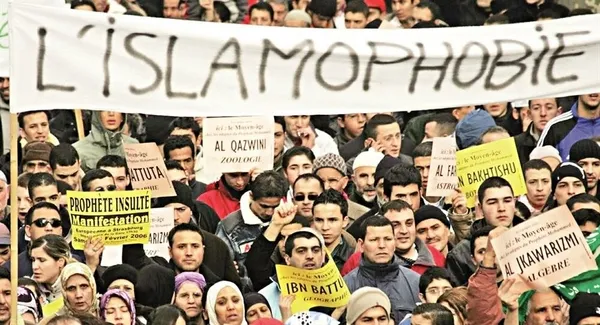 1611180501148.jpg Çocuklara yönelik İslamofobik soru! Allah yazısını ve cami resimlerini çöpe attırdılar - 3