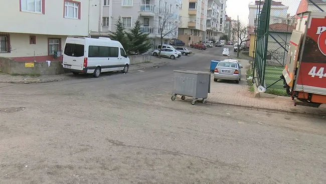 İstanbul’da kaza yapan araçla park halindeki otomobilin arasında kaldı - 3