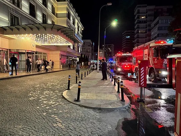 kadikoyde-korku-dolu-anlar-bir-otel-alevlere-teslim-oldu-1717621067304.jpeg Kadıköy'de korku dolu anlar! Bir otel alevlere teslim oldu - 2