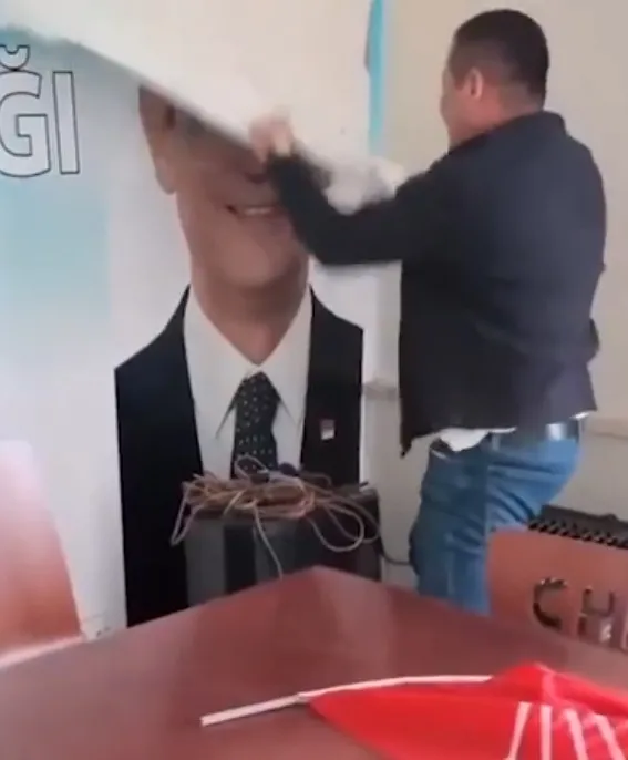 kapiyi-kirdi-pankartlari-indirdi-chp-duzce-il-baskanligindan-gerilim-1785085881689.jpeg Kapıyı kırdı pankartları indirdi! CHP Düzce İl Başkanlığı'nda gerilim - 3