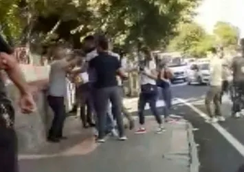Maskesini çıkarıp öksürdü! Minibüste birbirlerine girdiler...