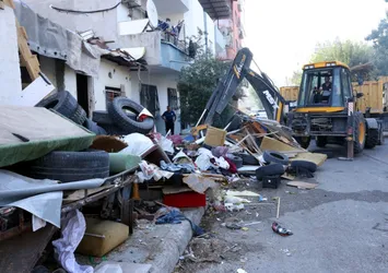 Mersin'de çöp ev temizliği! İçeriden çıkanlar şoke etti