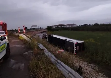 Manisa'da yolcu otobüsü devrildi! 16 kişi yaralandı