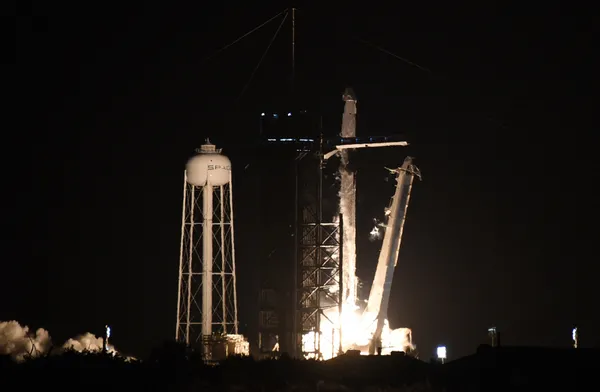 Astronot olmayan 4 kişiyi taşıyan SpaceX roketi başarıyla fırlatıldı - 1