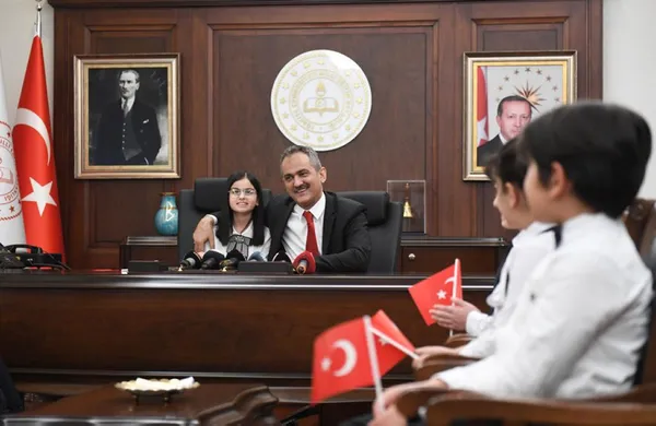 Milli Eğitim Bakanı Mahmut Özer 23 Nisan'da koltuğunu küçük Yağmur'a devretti! Güldüren yüz yüze eğitim diyaloğu - 2
