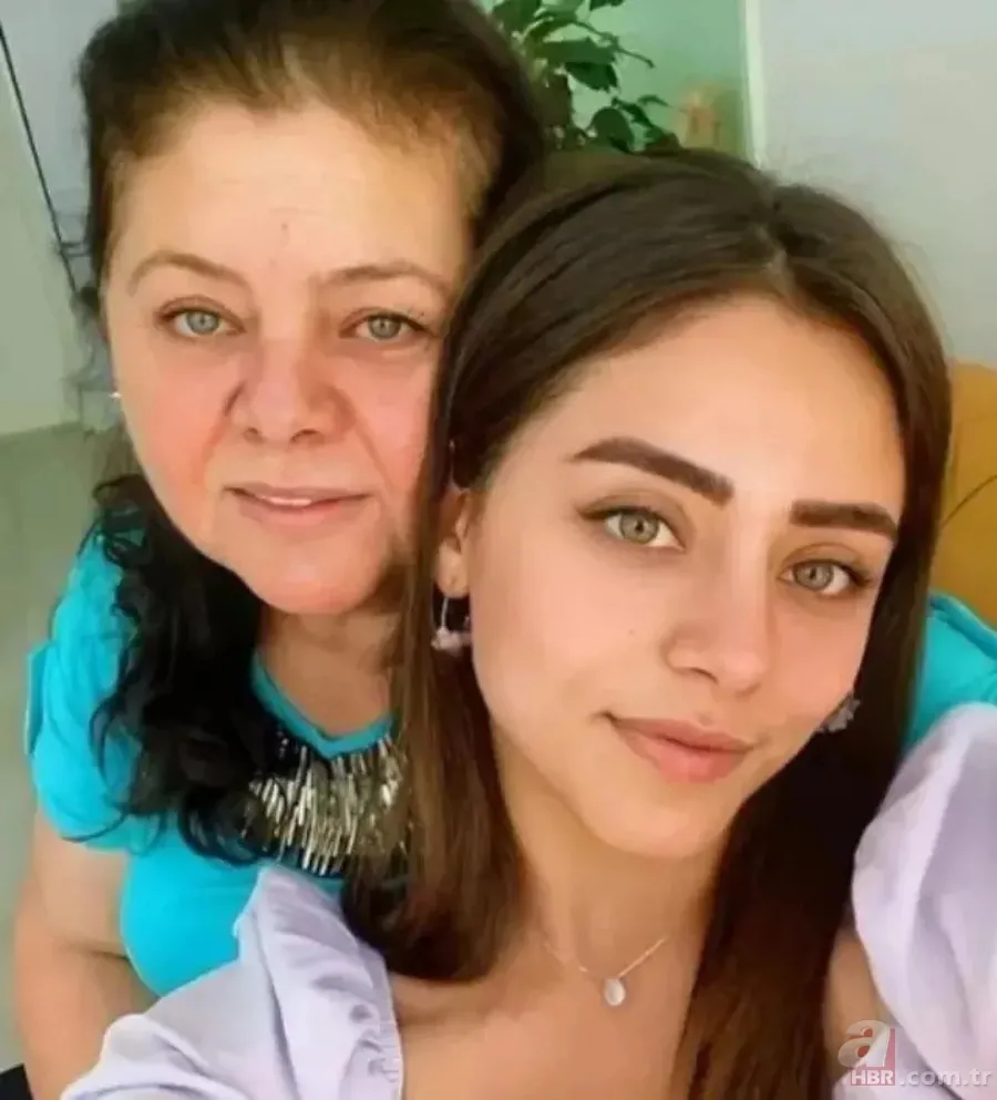'Hık demiş burnundan düşmüş' Kızılcık Şerbeti'nin Doğa'sı Sıla Türkoğlu'nun annesine bakın! Doğukan Güngör'ün partneri... 23