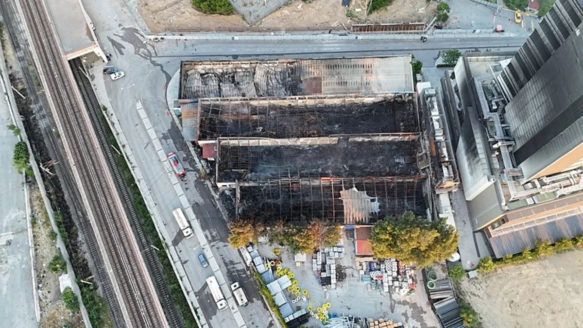 İzmir'de plastik fabrikasının deposu küle döndü