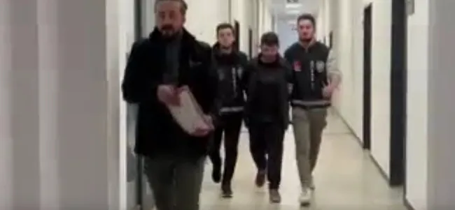 kocaeli-kavga-ettigi-agabeyini-bogazindan-bicaklayip-oldurdu-1711544045030.jpg Kocaeli kavga ettiği ağabeyini boğazından bıçaklayıp öldürdü - 2