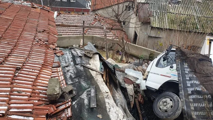 Son dakika: İstanbul'da korkunç kaza! Eyüpsultan'da su taşıyan kamyonet gecekondunun üzerine uçtu - 4