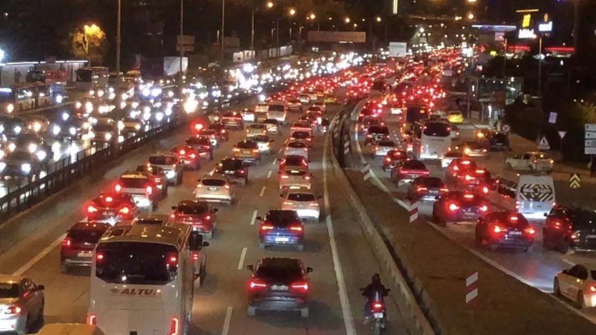 Haftanın ilk mesai gününde mega kentte trafik çilesi! Yoğunluk yüzde 80'lere ulaştı