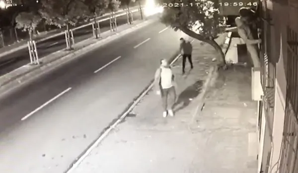 sultangazide-hirsizlar-orumcek-adamliga-kalkisti-polis-kiskivrak-yakalandi-1638362488616.jpg Sultangazi’de hırsızlar örümcek adamlığa kalkıştı! Polis kıskıvrak yakalandı - 1