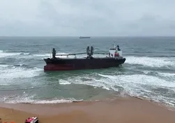 İstanbul Boğazı’nın kuzeyinde hareketli saatler! Komor Adaları bayraklı gemi karaya oturdu