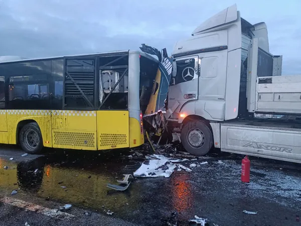 1679291818650.jpg Son dakika: İstanbul'da feci kaza! TIR yol bakım aracı ve İETT otobüsüne çarptı - 4