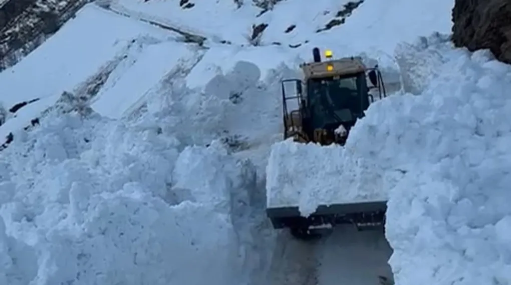 Hizan’da köy yoluna çığ düştü
