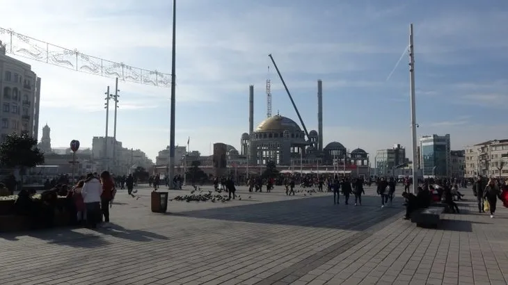 Taksim Camii minaresi külah bölümü yerleştirildi