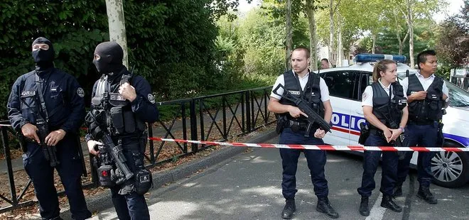 Paris’te bıçaklı saldırı: Ölü ve yaralılar var