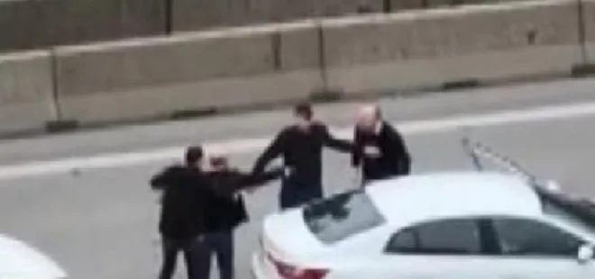 İstanbul’da yol ortasında kavga! Tartıştığı sürücünün otomobilini tekmeledi