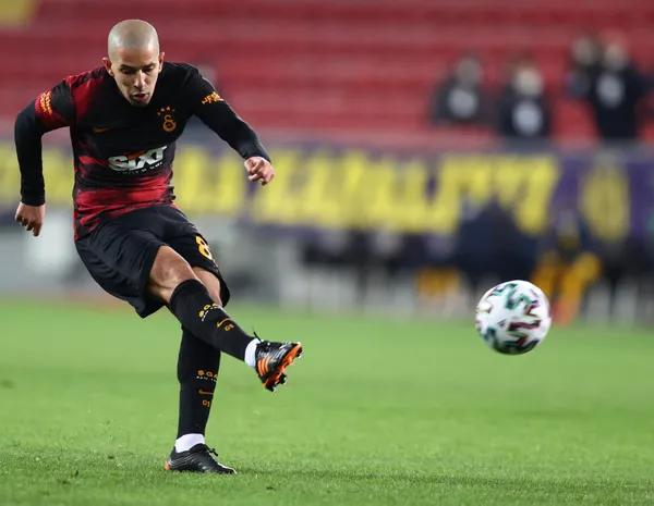 galatasarayda-sofiane-feghouli-dalya-dedi-super-ligdeki-100-macina-cikti-1615660120825.jpg Galatasaray'da Sofiane Feghouli dalya dedi! Süper Lig'deki 100. maçına çıktı - 1