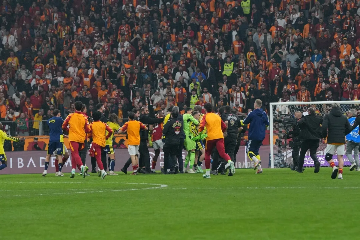 1793110841178.jpeg Galatasaray-Fenerbahçe derbisindeki kavganın faturası ağır olabilir! İki isme de 10 maç ceza gündemde - 1