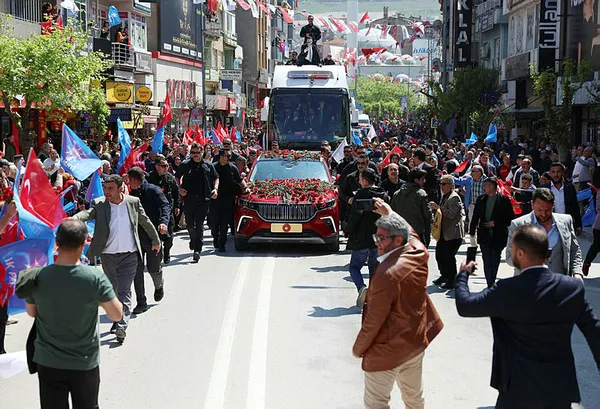 Başkan Erdoğan Gemlik’te Togg direksiyonunda! Yoğun ilgi arasında araç içi görüntülerinde eğlenceli anlar