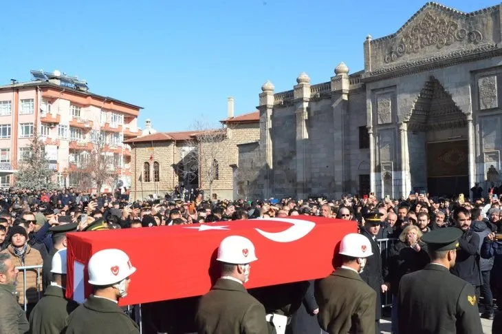 Türkiye şehitlerini uğurluyor! Tabutunun başında gözyaşları sel oldu | Bu acıya yürek dayanmaz