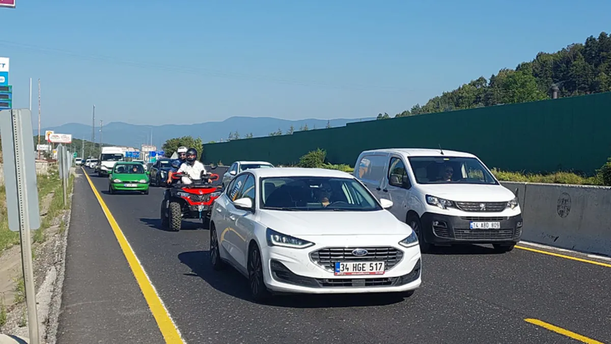 D-100 kara yolundan rekor geçiş! Anadolu Otoyolu'ndaki çalışma sonrası 46 bin araç geçti...