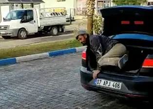 Antalya’da utandıran görüntüler! Üzeri kirli işçisini araba bagajında taşıyan kişiye ceza kesildi