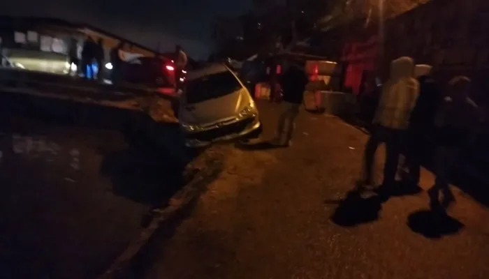 Sarıyer'de otomobilin mendirekte asılı kalması kamerada - 1