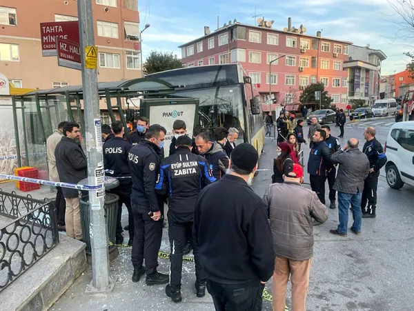 İETT otobüsü durağa çarptı! Çok sayıda yaralı var