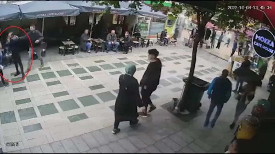 Trabzon’da engelliler yararına bilet satan kadına tokat! O anlar kamerada