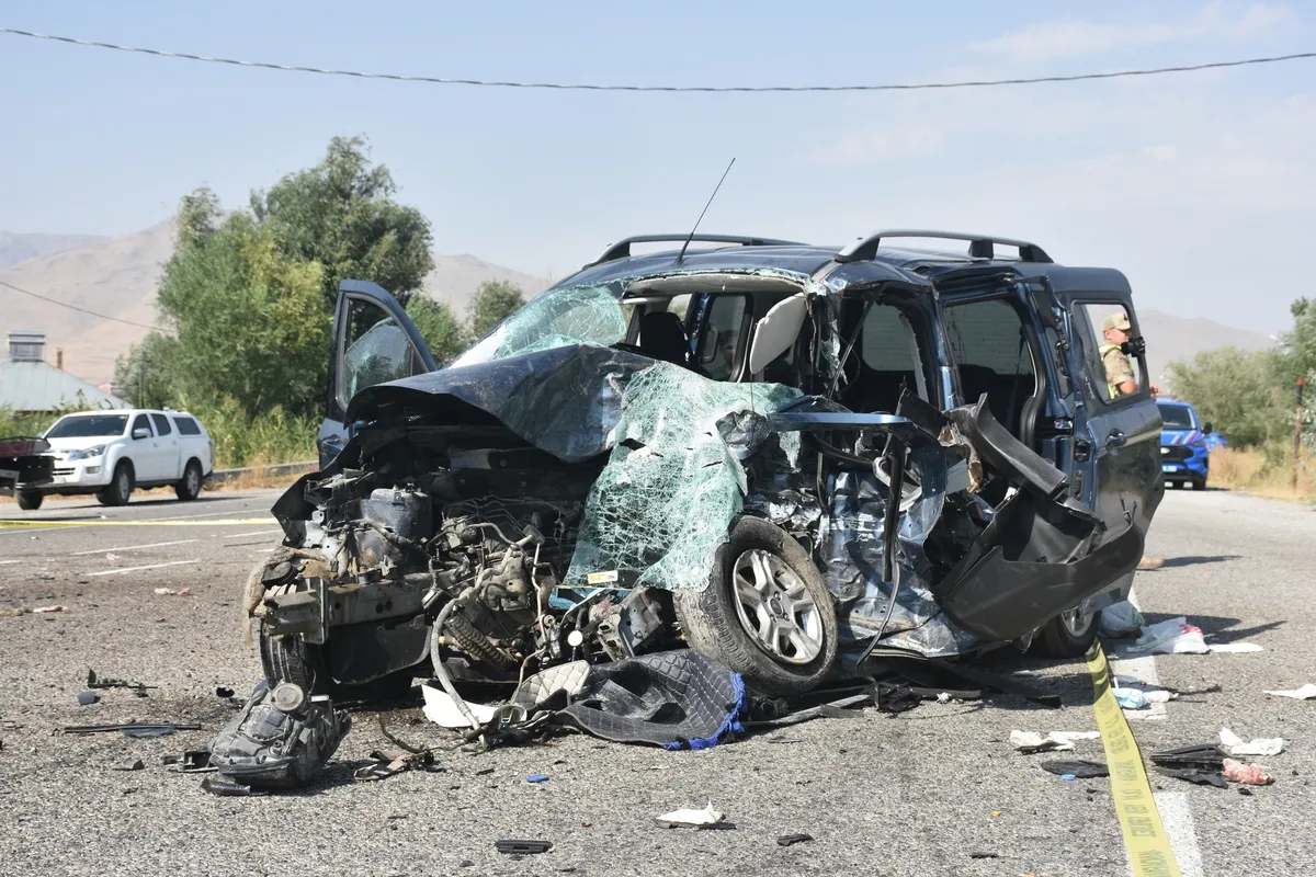 Van'da feci kaza! Kamyonet ile hafif ticari araç kafa kafaya çarpıştı: 2 ölü, 9 yaralı - 4