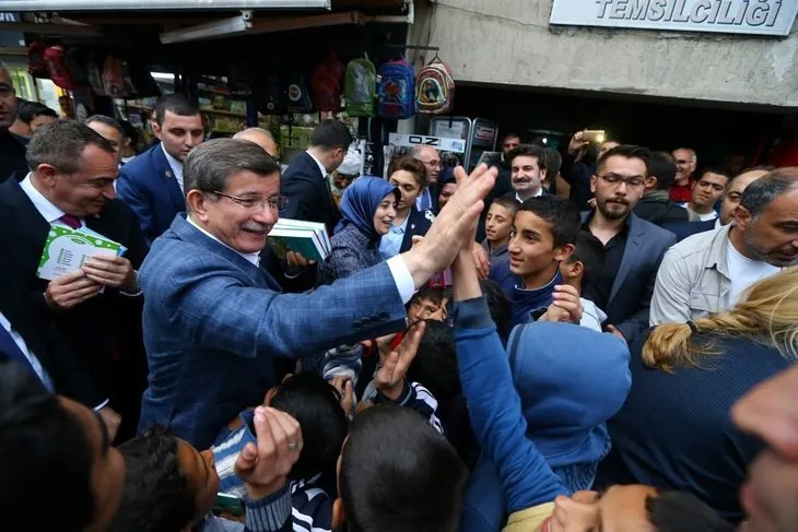 Başbakan Davutoğlu, Varto’da çocuklarla futbol oynadı