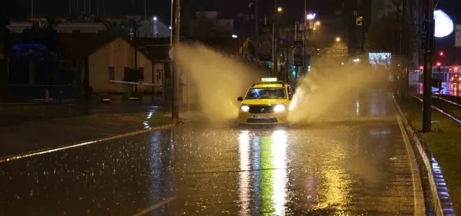 İzmir’de sağanak yağış etkili oluyor