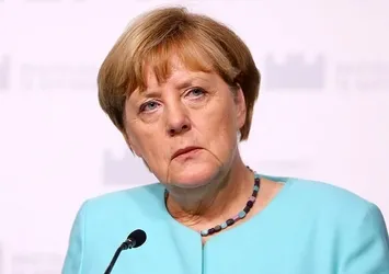 Angela Merkel tarihinin en ağır yenilgisini aldı