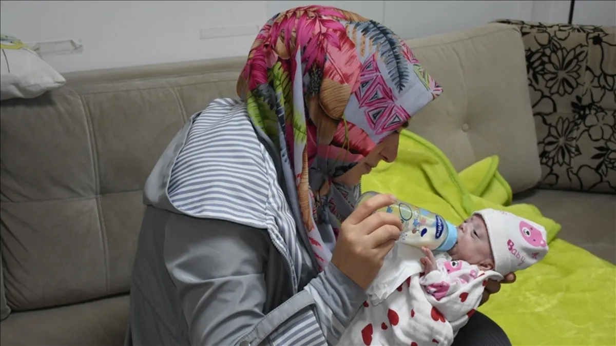 Dünyaya 25 haftalıkken gelen bebek ailesine kavuştu