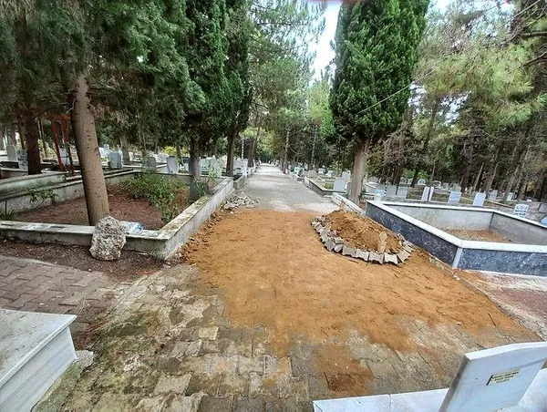 1698762388532.jpeg Sinop'ta şaşkına çeviren olay! Yolu söküp mezar yaptılar - 1