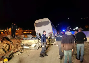 Mersin'de servis otobüsü otomobilin üzerine devrildi: 1 ölü 32 yaralı