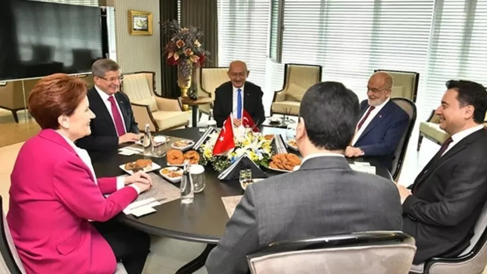 Bir yanda ciddiyet bir yanda soytarılık! Melih Altınok 6'lı koalisyonun dağılmasının ardından yaşananları kaleme aldı