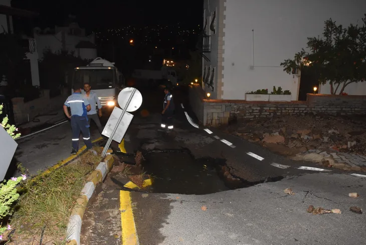 Bodrum'da içme suyu hattı patladı! Evleri su bastı... - 2